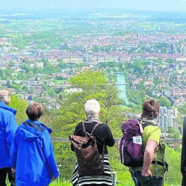 Auf dem Berner Hausberg - Auf dem Spaziergang konnten die Teilnehmer immer wieder einen wunderbaren Ausblick geniessen. Bild: zg
