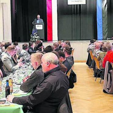 «Bin auf der Seite der Schweiz» - Die Mai-Tagung der SVP des Bezirks Bremgarten im Casino Wohlen war sehr gut besucht. Bild: wm