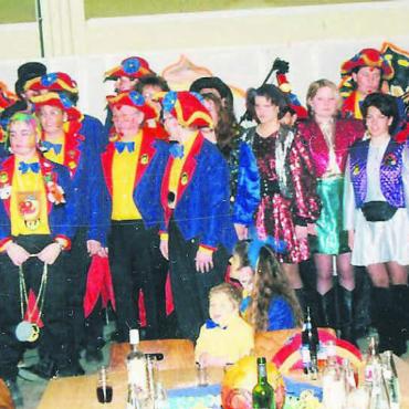 Magisches Jubiläum - 25 Jahre ist es her: Schnappschuss der Inthronisation 1998 mit dem damaligen Präsidenten Eugène Bento (ganz rechts) und Zunftmeisterin Maria «La Grande» Gehrig (mit der Plakette). Damals mit dabei auch die Majoretten, eine Untergruppe der Hächle-Zunft, die es inzwischen nicht mehr gibt. Bilder: zg
