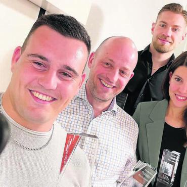 Sternstunde bis Mitternacht - Wie schon letztes Jahr gibt es ein Sieger-Selfie von Sieger und Schwinger Joel Strebel (vorne). Spezialpreisgewinner Martin Laubacher, Läuferin Anja Schwegler (3. Rang) und Kickboxer Roy Cipriano (2. Rang) waren gerne mit einem Lächeln dabei. Bild: Stefan Sprenger