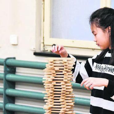 Wie eine Materialschlacht - Während die Schülerinnen und Schüler der Oberstufe sich an der Züglete beteiligten, durften die jüngeren Kinder die Zeit mit diversen Spielen vertreiben.