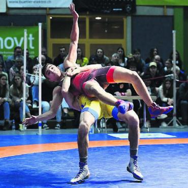 Bronze – und Tschüss - Freiamts Justin Raffin (oben) in heftiger Bedrängnis.