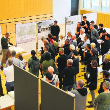 «Libelle» überflügelt alle - Das Interesse an der neuen Turnhalle war gross und rund hundert Personen liessen sich die Präsentation der besten sieben Projekte nicht entgehen. Bilder: Annemarie Keusch