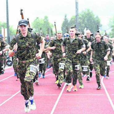Vor allem die Schüler fehlen - Die Waffenläufer werden am Wohler Pfingstlauf zahlreich vertreten sein. Bild: Archiv/awa