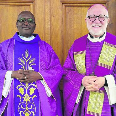 Freiamt erfuhr bischöfliche Ehre - Pfarrer Ambrose Olowo, Sarmenstorf und Bettwil (links), mit Erzbischof Martin Kmetec aus Izmir. Bild: tre