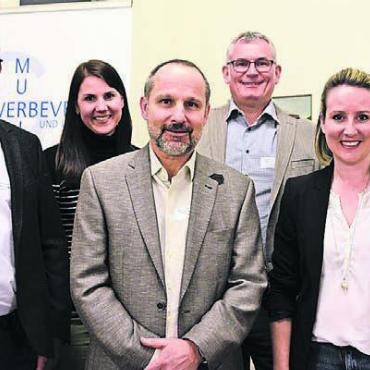 Grösster Applaus in den Himmel - Urs Beyeler, Fabienne Villiger Räber, Lukas Wild, Lukas Bättig, Stefanie Stöckli-Joho und Beni Fischer (von links) bildeten im letzten Jahr den Vorstand. Mit Ausnahme von Lukas Wild engagieren sich alle auch im nächsten Vereinsjahr.