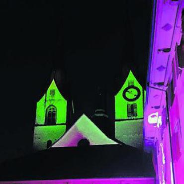 Die Marktstrasse wird zum Event - In mystischen Farben leuchtet das Kloster am Abend.