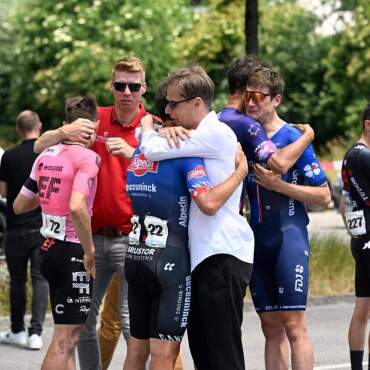 Tragödie bei Tour de Suisse – Gino Mäder verstorben - Die Fahrer an der Tour de Suisse trauern um Gino Mäder. Bild: Freshfocus