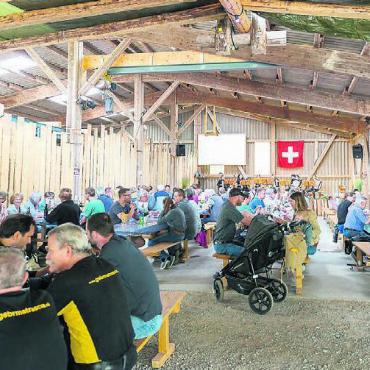 Kulinarik, Musik und Spass - Der Risotto-Plausch bringt jedes Jahr Jung und Alt zusammen. Bei musikalischer Unterhaltung geniesst man das Zusammensein. Bild: zg