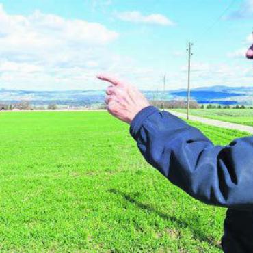 Optimismus in Gas aufgelöst - Von dieser Ecke aus bis weit ins Feld hinein war der Bohrplatz installiert – beim alten Bohrplatz erinnert sich Zeitzeuge Franz Huber noch genau.
