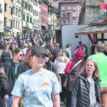 Ein Fest für alle Sinne - Zahlreiche Besucherinnen und Besucher bummeln entlang der Stände auf der Marktgasse.