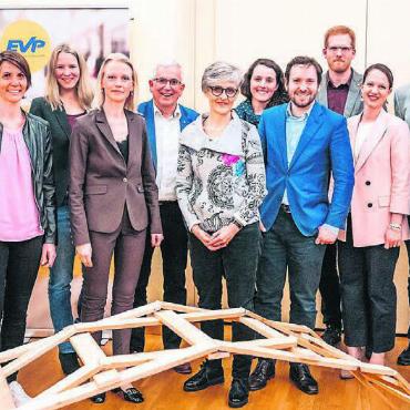 Ohne Partner wird es schwer - Die Kandidaten der EVP mit Spitzenkandidatin Lilian Studer (5. von links) bauten an der Nominationsversammlung gemeinsam eine Brücke und hoffen im Herbst auf ein kleines Wunder. Bild: zg