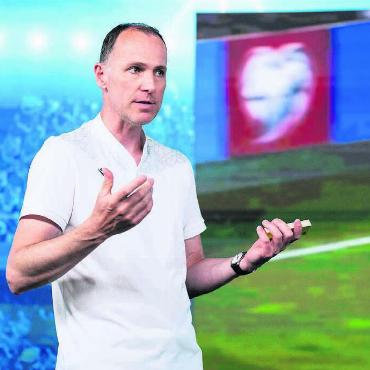 «Darf eigentlich nicht passieren» - «Menschen machen Fehler», sagt Sascha Amhof. Er war früher selbst FIFA-Schiedsrichter, half 2019 mit, den VAR in der Schweiz einzuführen, und ist heute Leiter des Ressorts Schiedsrichter beim SFV – und zudem Schiri-Experte beim Schweizer Fernsehen. Bilder: Freshfocus (2), zg