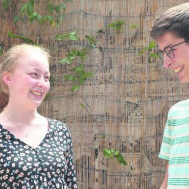 Zwei mit ganz vielen Talenten - Sarah Schönenberg von der Kantonsschule Wohlen und Marvin Kessler von der Kantonsschule Baden gehen an die Linguistik-Olympiade. Bild: Annemarie Keusch