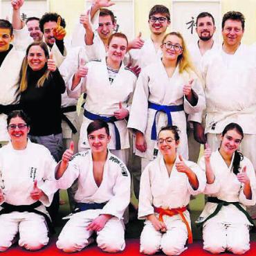Mehrwert für den Unterricht - Das Kampfsportteam freut sich mit den Kandidaten über ihre bestandenen Prüfungen. Bild: zg