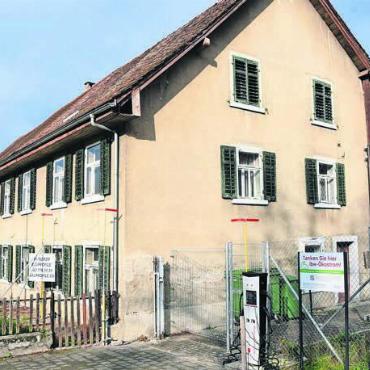 Wenig Chancen für alte Häuser - Die beiden über 200-jährigen Liegenschaften Steingasse 25 und 27 sollen weichen, damit die ibw ihrem Wachstum gerecht werden kann. Die Hälfte des Einwohnerrats versuchte das zu verhindern – offenbar erfolglos. Bild: Daniel Marti