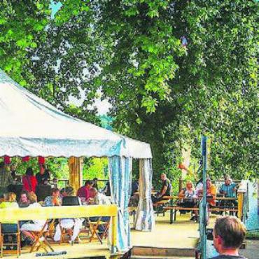 Im Trubel die Seele baumeln lassen - Der Verein Upperdeck lanciert ein Deck daneben – wie am Stadtfest 2009.