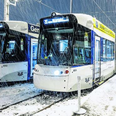 Erfolgreicher Start - Bis auf kleine Ausnahmen konnte die Witterung der Inbetriebnahme der Limmattalbahn nichts anhaben. Bild: zg/ava