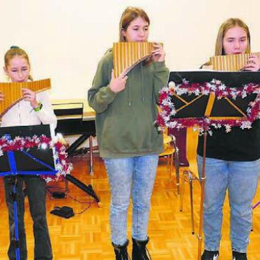Musikalische Jungtalente im Einsatz - Für eine vorweihnachtliche Stimmung sorgen die Panflötenspielerinnen.