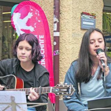 «Music was my first love» - Die Musikschule lässt Kinder ausprobieren. Bild: zg