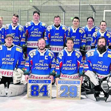 Zum Abschied ein paar Tore - Der HC Wohlen Freiamt verabschiedet sich von acht Spielern, besonders von Christian Sulser mit der Nummer 84 und Patrick Siegwart mit der Nummer 29. Bild: Josip Lasic