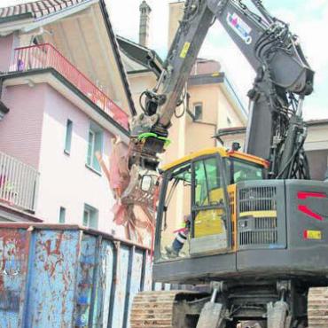 Herausforderung und Vorfreude - Erst mussten diverse Materialien entsorgt werden, nun konnte der Abbruch des Gesellenhauses beginnen.