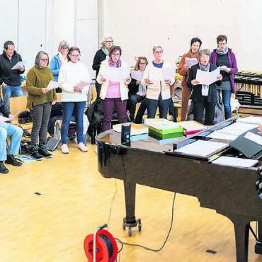 Voller Mystik und Seemannsgarn - Die Lieder werden fleissig geübt: der Songria-Chor am Probetag. Bild: zg