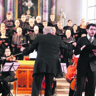 Gänsehautmomente - Perfekt abgestimmt unter der Leitung von Alois Koch: Pro musica vocale, Kairos Ensemble und Solist Serafin Heusser. Bilder: Monica Rast