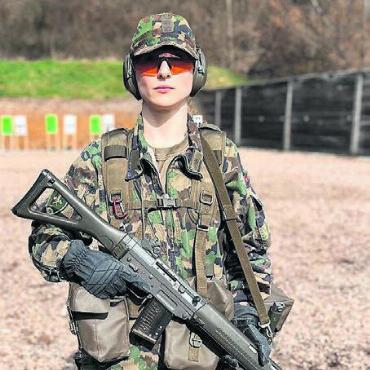 Lachend ins Militär - Im Vorfeld hat sie extra den Jungschützenkurs besucht.