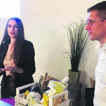 Gewalt bereitet Sorgen - Vivienne Huber, SVP-Nationalratskandidatin aus Waltenschwil, und Miro Barp, Leiter Sicherheitsdienst der PDAG. Bild: zg