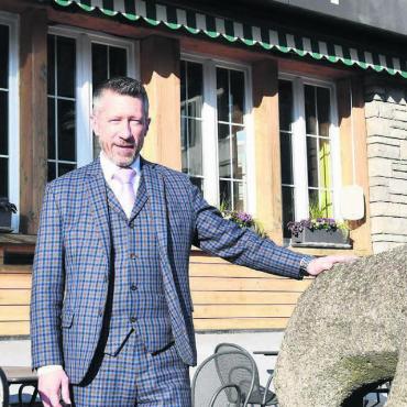 Zukunft des «Bären» gesichert - Die Liegenschaft «Bären» gehört neu der Firma J.F. Jost & Co: Diego Albertanti, Geschäftsführer der neuen Besitzerfirma, freut sich über den Kauf. Bild: Daniel Marti