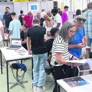 Besonderes Interview - Bei der Ausstellung präsentierten die Jugendlichen ihre Werke den interessierten Eltern.
