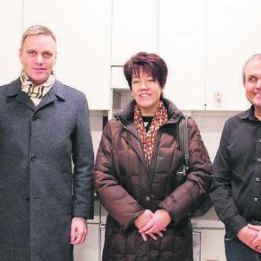 Gutes Team kann viel bewirken - Gemeindeammann Ueli Lütolf, Landammann Jean-Pierre Gallati, Grossrätin Jacqueline Felder, Gunter Marz, Fachbereichsleiter, und Maria Pia Brugger, Sozialdienst, besuchen die Asylunterkunft der UMAs. Bild: mo