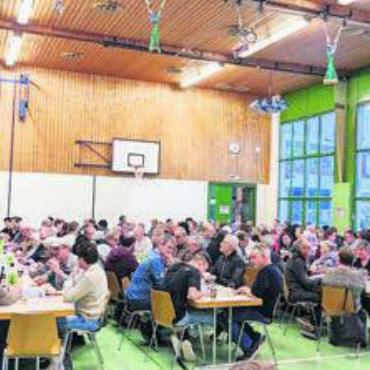 Sieger kommt aus Hermetschwil - Mit knapp 180 Jassern und Jasserinnen konnte die Mehrzweckhalle gut gefüllt werden. Bilder: zg