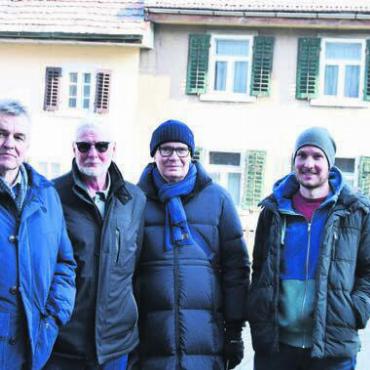 Konstruktive Lösung anstreben - Sie sind die Initianten des Initiativbegehrens (v. l.): Ruedi Donat, Urs Kuhn, Manfred Breitschmid, Simon Heusser. Im Hintergrund die alten Häuser Steingasse 25 und 27, die unbedingt gerettet werden sollen. Bild: dm