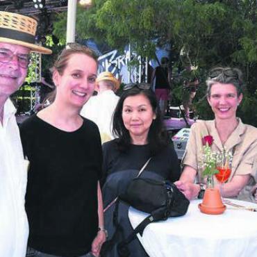 Mit nationaler Strahlkraft - Sie waren beim Umbau der Villa Isler in ein Strohmuseum vor über zehn Jahren mitentscheidend: der damalige Gemeindeammann Walter Dubler (links) sowie die Architektinnen Silvia Radlinsky (Zweite von links) und Vanessa Hull (Zweite von rechts) sowie Florian Püntener (rechts), der damals auf der Bauverwaltung für den Hochbau zuständig war.