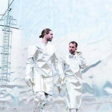 Die Ewigkeit in Häppchen - Lorenz Häberli und Luc Oggier sind als Duo «Häberli Oggier» unterwegs und kommen dabei auch nach Wohlen. Bild: zg