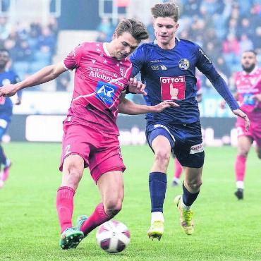 Tor für Tor in Richtung Traum - Lars Villiger (rechts) im Duell mit Sions Joel Schmied. Der Sinser kam zu seinen ersten Super-League-Minuten. Bild: Freshfocus