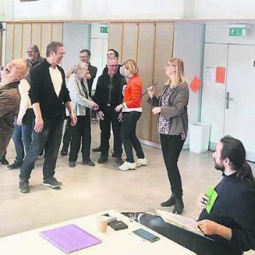 «Puzzleteile fügen sich zusammen» - Das lustige Treiben im Hermetschwiler Gemeindesaal wird wachsam beobachtet von Regisseur Volker Vogel (rechts).