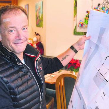Weiterer Meilenstein erreicht - Daniel Walter ist erleichtert, dass jetzt das Baugesuch für den Biberbau aufgelegt werden kann. Bild: Roger Wetli