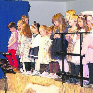 Toller Start in die Märchenwelt - Prisca Zweifel und Lukas Stäger von der Musikschule Wohlen und Umgebung verstehen es, die Kinder schon frühzeitig für Gesang und Musik zu begeistern.