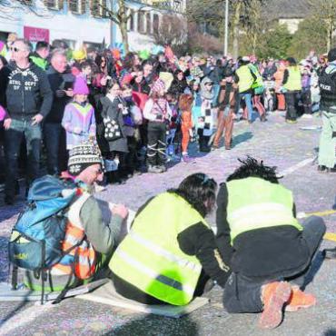 Ganz viel Lust auf Fasnacht - Auch am Dottiker Umzug klebten sich Demonstranten auf die Strasse. Hier aber nur aus Spass und zum Gaudi der vielen Zuschauer. Bild: chh