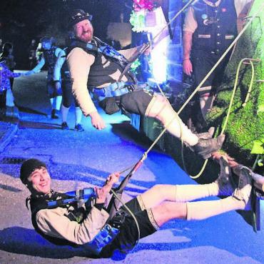 Coole Wagen und ein Riesenfest - Es braucht Mut, bei Nacht den Gipfel zu besteigen. Doch die Näbelriiter Niederwil sehen dieser Herausforderung gelassen entgegen. Bild: Monica Rast