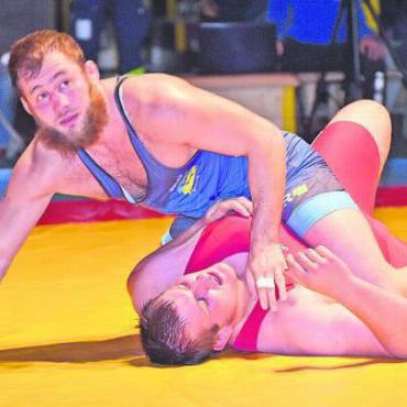 Brisantes Comeback - Magomed Ayshkanov (oben), der Russe in Freiämter Diensten, gibt an der Schweizer Freistilmeisterschaft in Merenschwand sein Comeback. Bild: zg