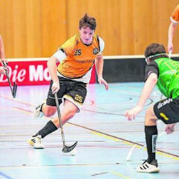 Zwei Chancen zum Aufstieg - Der Mutscheller «Best Player» Manuel Helfenberger (in Orange) mit Zug aufs Tor. Bild: zg