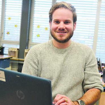 Die «Klasse» im Griff - Cyrille Meier an seinem Arbeitsplatz – im Klassenzimmer im Schulhaus Junkholz. «Die Arbeit als Lehrer ist sehr befriedigend, denn da sieht man die Entwicklungsprozesse der Jugendlichen, erlebt, wie sie reifer werden», sagt er. Bild: Chregi Hansen