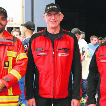 Für ihn wars eine Lebensschule - Rolf Furrer (Mitte) an seiner letzten Feuerwehrhauptübung als Kommandant. Er gibt die Verantwortung für die Regio-Feuerwehr Freiamt-Mitte an Seppi Schönenberg (rechts) weiter. Vizekommandant wird Lukas Weibel (links). Bild: Archiv