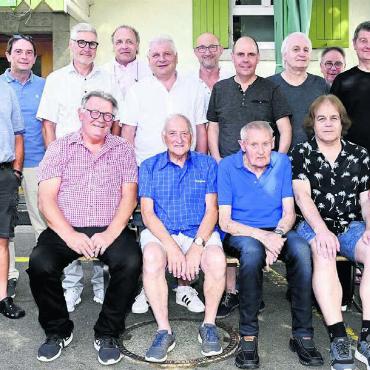 Aufstiegshelden von 1983 feiern - Die Aufstiegstruppe von 1983 vor dem «Güggel» in Dottikon: Hinten, von links: Roland Saxer, Urs Häfliger, Roland Wirth, Roger Geissmann, Marcel Widmer, Bruno Perissinotto, Iwan Lörtscher, Ramon Saxer, Bruno Hochstrasser, Georges Saxer, Fritz Hoppler. Vorne: Meinrad Lörtscher, Wilfried Geissmann, Walter Bolliger, Ernst Geissmann (EG), Franco Saxer, Martin Stutz (Restaurant Güggel).