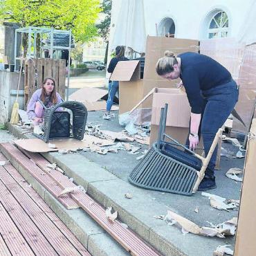 Nur Frühlingsrollen sind noch da - Neben der neuen Terrasse aus Magnolienholz wird noch geschuftet bis zur Wiedereröffnung am Wochenende. Die Mitarbeiterinnen Jana Köryova (links) und Merita Gjoka.
