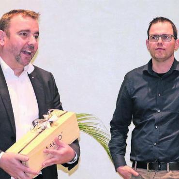 Herausforderungen annehmen - Gute Gastgeber trotz turbulenten Zeiten: René Heggli, Direktor und Leiter Firmenkunden Region Freiamt der Credit Suisse, und Marco Duschén, Präsident der Donatorenvereinigung des FC Wohlen (rechts). Bild: Daniel Marti